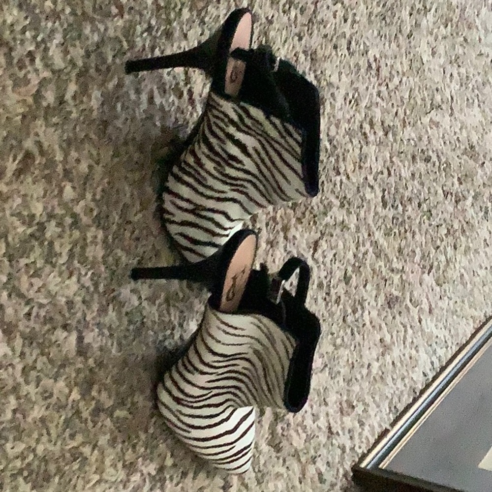 Vince Camuto Signature series, 8M. Real Cow Hair. Never worn